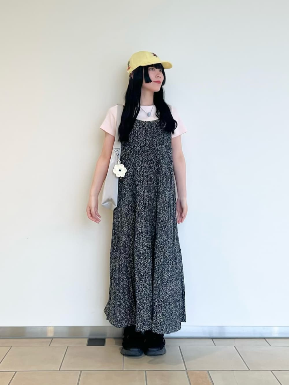 ホワイト系のトートバッグ、ピンク系のTシャツ/カットソー、ブルー系のワンピースを着用したレディースの春コーディネートの1枚目の写真