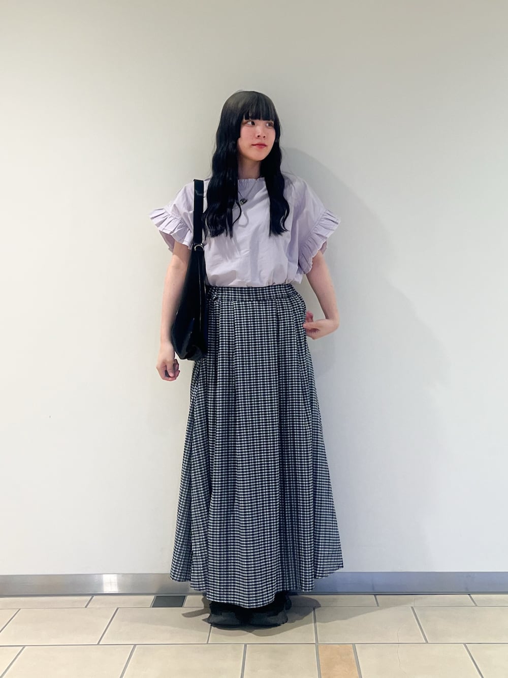 パープル系のシャツ/ブラウス、ブルー系のスカート、ブラック系のトートバッグを着用したレディースの夏コーディネートの1枚目の写真