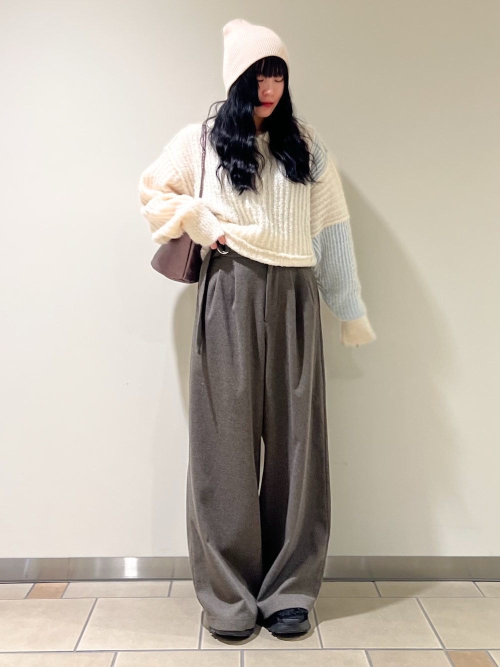 ホワイト系のニット/セーター、ブラウン系のその他パンツ、その他のハンドバッグを着用したレディースの冬コーディネートの1枚目の写真