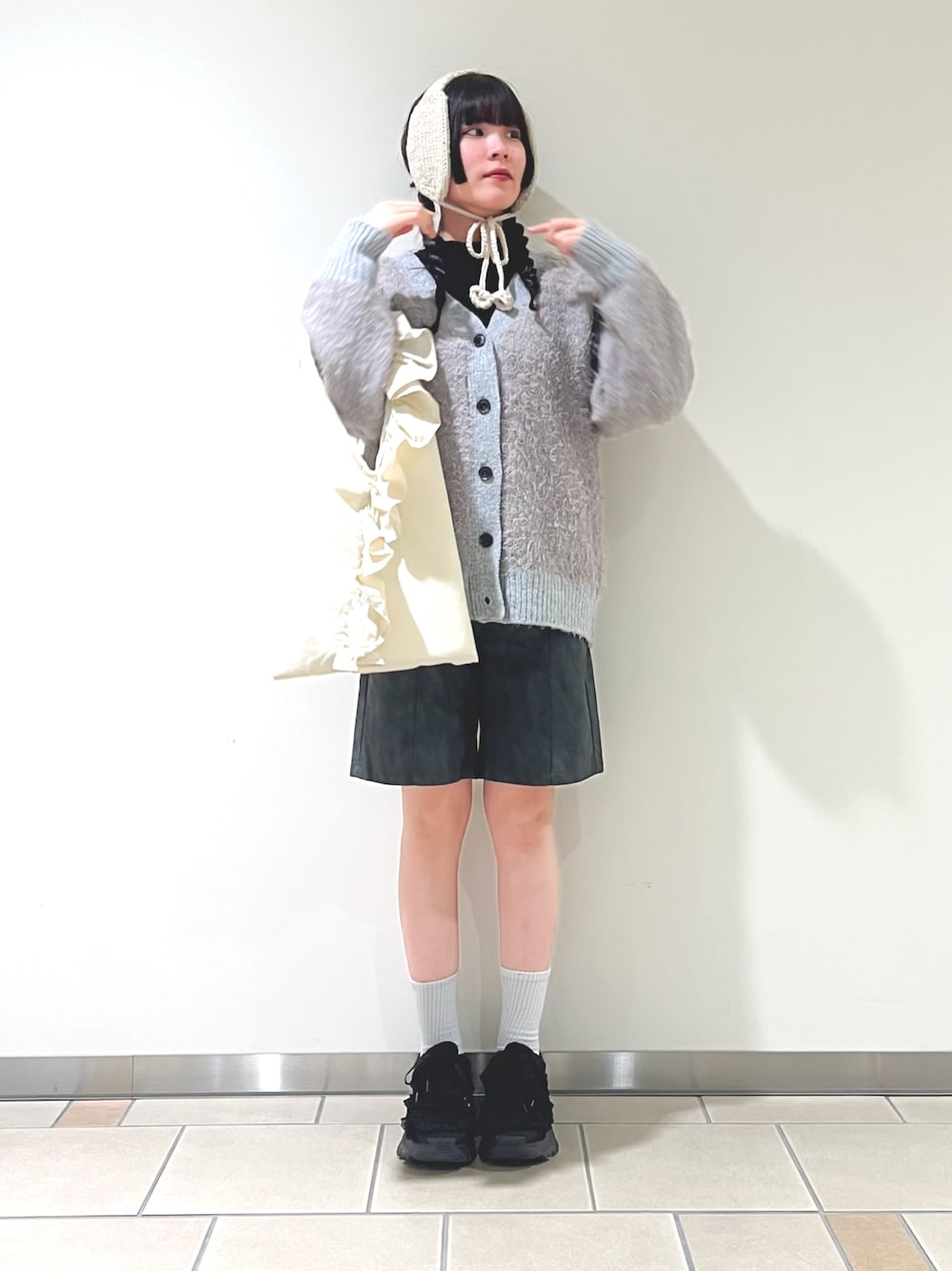 グレー系のカーディガン/ボレロ、ブラック系のニット/セーター、グレー系のその他パンツを着用したレディースの秋コーディネートの1枚目の写真