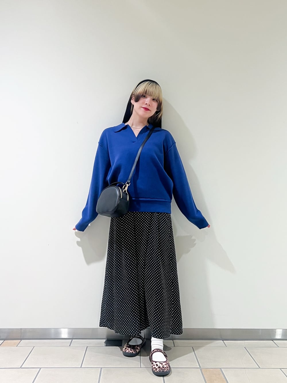 ブルー系のニット/セーター、その他のワンピース、ブラック系のショルダーバッグを着用したレディースの秋コーディネートの1枚目の写真