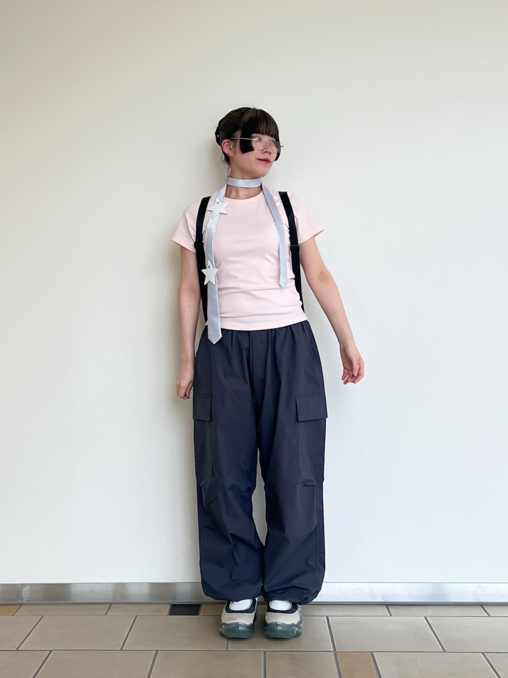 ピンク系のTシャツ/カットソー、グレー系のその他パンツ、ブルー系のバックパック/リュックを着用したレディースの夏コーディネートの1枚目の写真