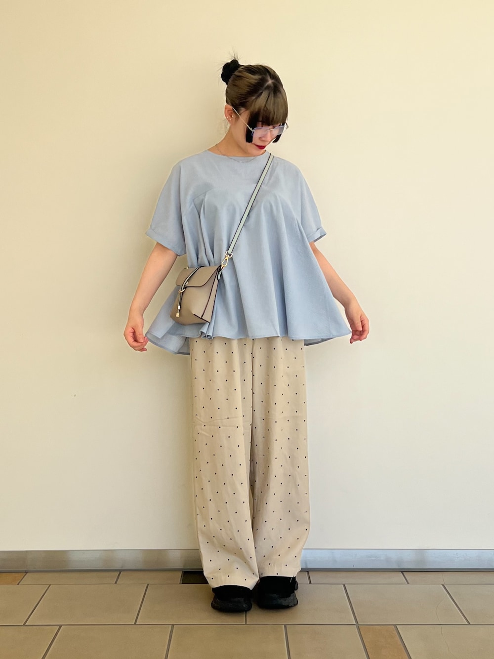 その他のその他パンツ、ブルー系のシャツ/ブラウス、ベージュ系のショルダーバッグを着用したレディースの夏コーディネートの1枚目の写真
