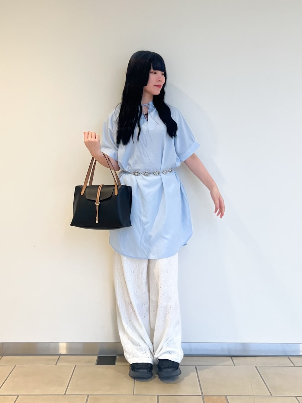 ホワイト系のその他パンツ、ブラック系のトートバッグ、ブルー系のシャツ/ブラウスを着用したレディースの春コーディネートの1枚目の写真