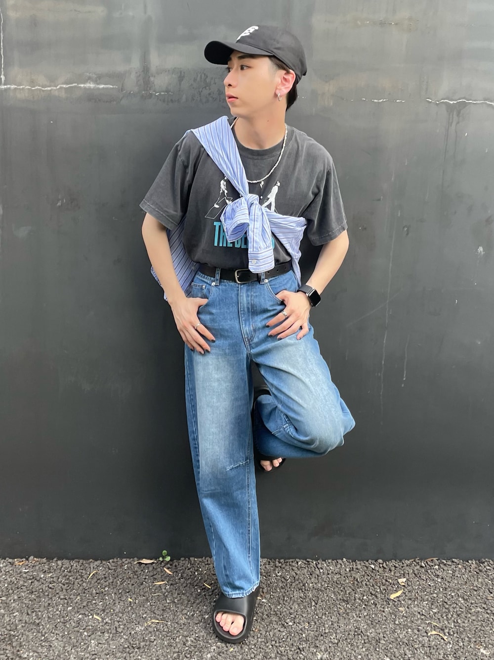 グレー系のTシャツ/カットソー、ブルー系のシャツ/ブラウス、ブルー系のデニムパンツを着用したメンズの夏コーディネートの1枚目の写真