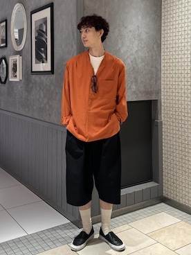 「ADAM ET ROPE'（アダムエロペ）のドライウーステッドワイドショートスラックス（その他パンツ、ブラック系）」を使った、nakajiryoさん（メンズ）の夏コーディネート