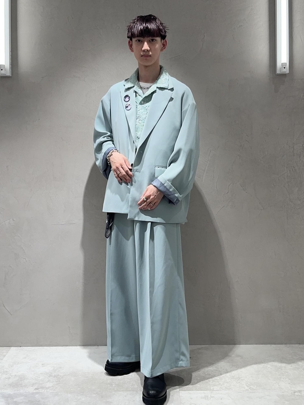 「ootd、ブレスレット、ネックレス、ワントーンコーデ、シルバー、チェーン、長袖、シャツ、グリーン、パンツ、ワイド、フレア、セットアップ、ミント、フレアパンツ」｜「JUNREDのital.from JUNRed / leon necklace double（ネックレス、シルバー系）」を使った、nakajiryoさん（メンズ・178cm）の春コーディネートの1枚目の写真