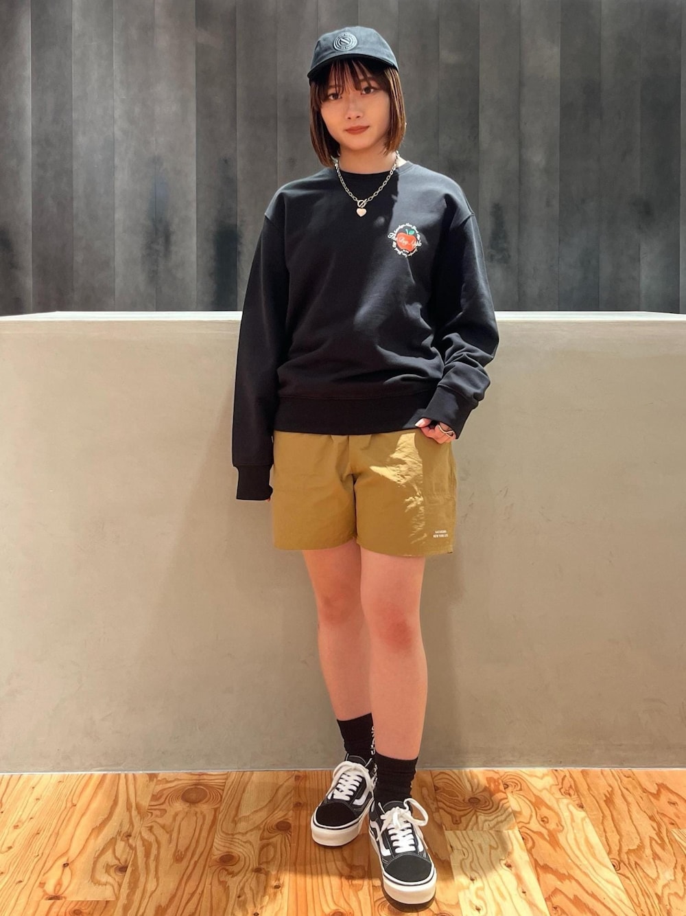 「SaturdaysNYC、サタデーズニューヨークシティ、京都、スウェット、swimshorts、水着、キャップ、ロゴキャップ、VANS、オールドスクール、ブラック、ベージュ、骨格ストレート、ボブ、ブルベ冬」｜「Saturdays NYCのLogo Sock（ソックス/靴下、ブラック系）」を使った、HINAさん（レディース・162cm）の夏コーディネートの1枚目の写真