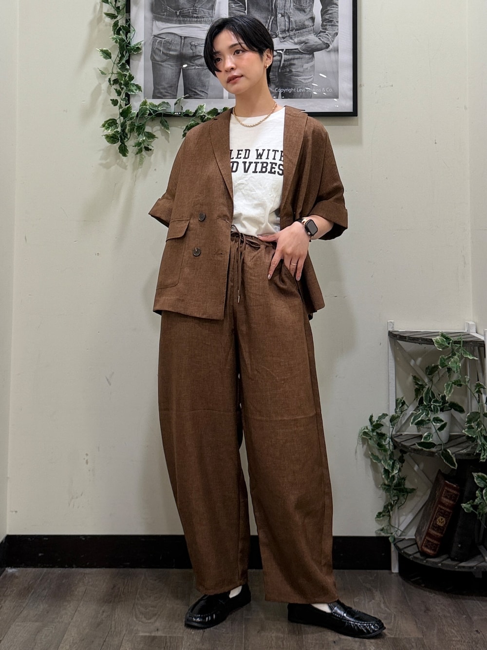 ブラウン系のテーラードジャケット、ホワイト系のTシャツ/カットソー、ブラウン系のその他パンツを着用したレディースの夏コーディネートの1枚目の写真