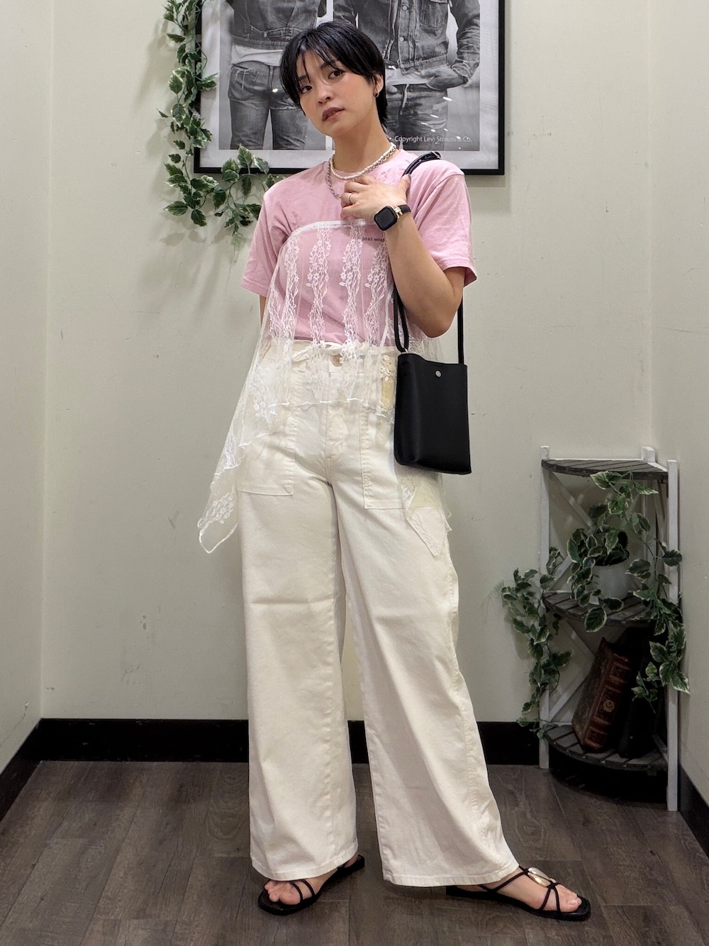 ホワイト系のその他パンツ、ホワイト系のスカート、ブラック系のショルダーバッグを着用したレディースの夏コーディネートの1枚目の写真
