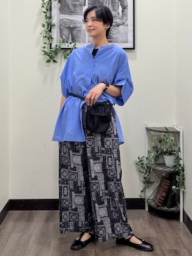 「HONEYSUCKLE ROSE（ハニーサックルローズ）のペイズリー柄イージーパンツ（その他パンツ、ブルー系）」を使った、AYUMiさん（レディース・166cm）の夏コーディネート