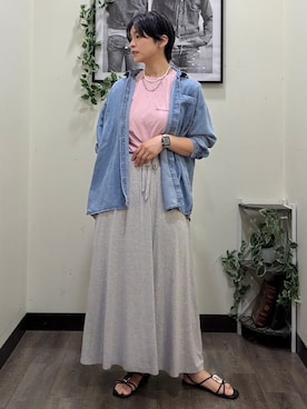「Right-on（ライトオン）のHONEYSUCKLE ROSE(ハニーサックルローズ)ＣＯＯＬＴＯＵＣＨデニムビッグシャツ（シャツ/ブラウス、ブルー系）」を使った、AYUMiさん（レディース・166cm）の夏コーディネート
