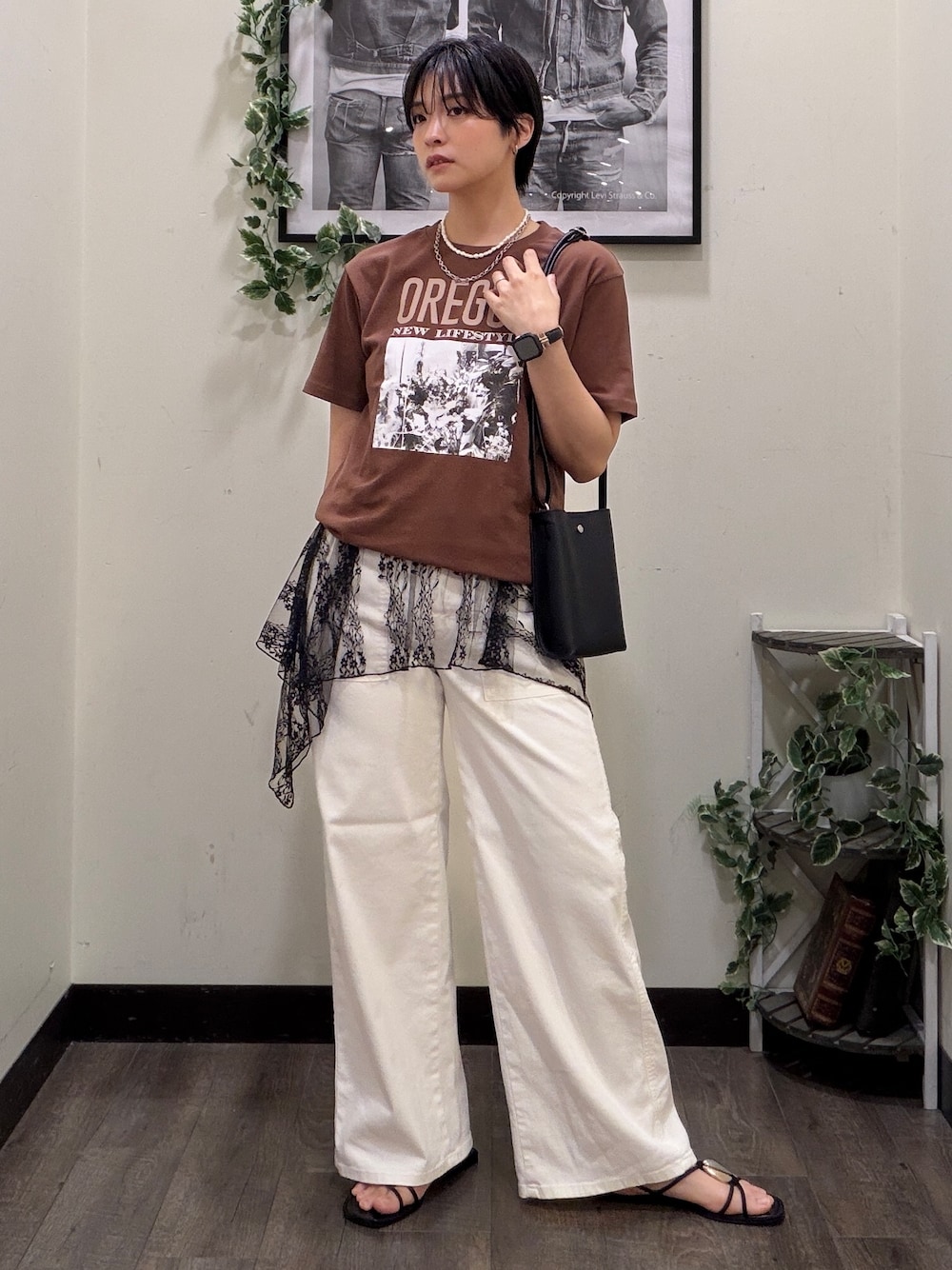 ホワイト系のその他パンツ、ブラック系のスカート、ブラック系のショルダーバッグを着用したレディースの夏コーディネートの1枚目の写真