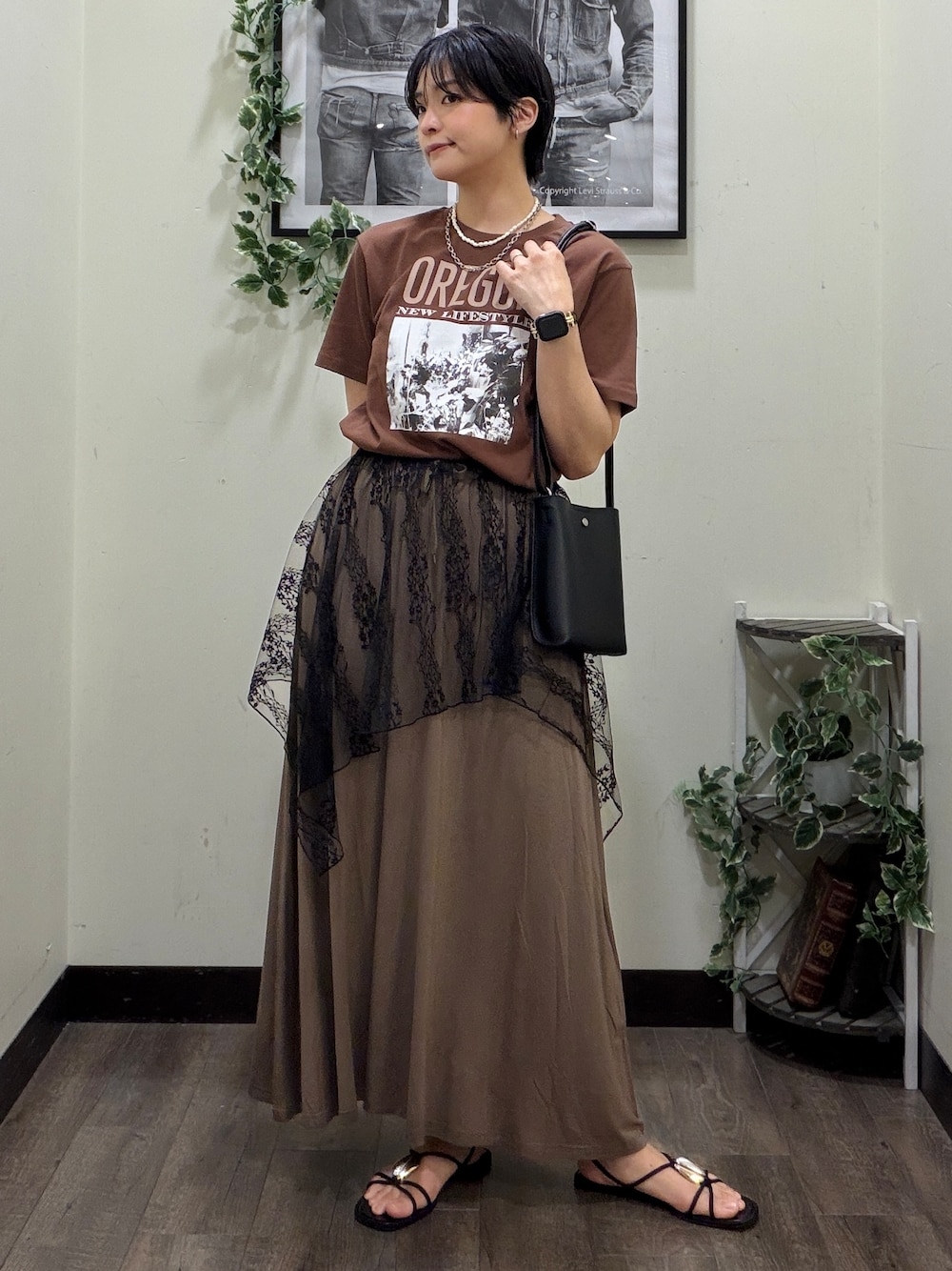 ブラウン系のスカート、ブラウン系のTシャツ/カットソー、ブラック系のスカートを着用したレディースの夏コーディネートの1枚目の写真
