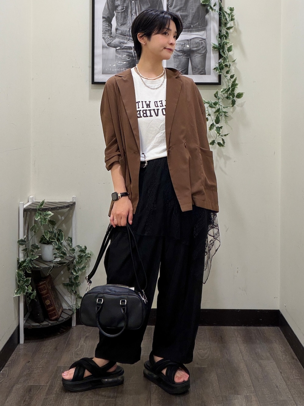 ブラック系のスカート、ホワイト系のTシャツ/カットソーを着用したレディースの夏コーディネートの1枚目の写真