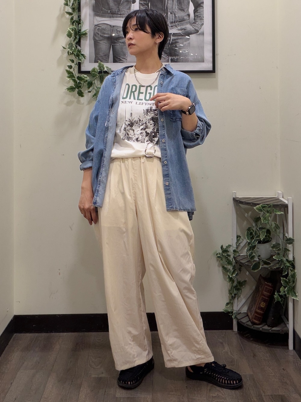 ホワイト系のTシャツ/カットソー、ブルー系のシャツ/ブラウス、ホワイト系のその他パンツを着用したレディースの夏コーディネートの1枚目の写真