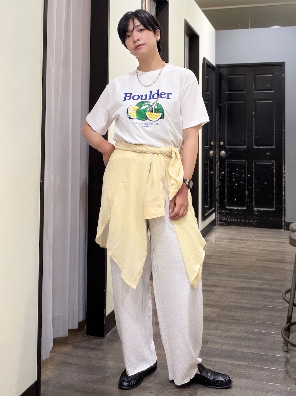 イエロー系のシャツ/ブラウス、ホワイト系のTシャツ/カットソー、グレー系のその他パンツを着用したレディースの夏コーディネートの1枚目の写真