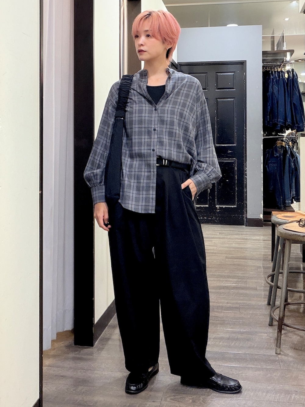 ブラック系のシャツ/ブラウス、ブラック系のその他パンツ、ブラック系のショルダーバッグを着用したレディースの秋コーディネートの1枚目の写真