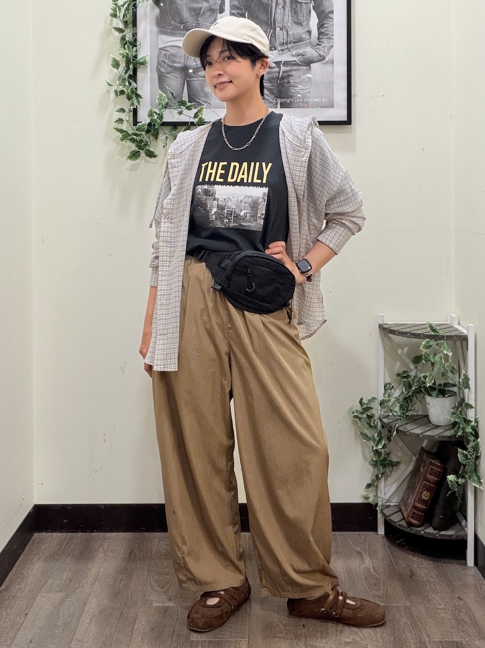 ブラウン系のその他パンツ、ブラック系のシャツ/ブラウス、グレー系のTシャツ/カットソーを着用したレディースの夏コーディネートの1枚目の写真