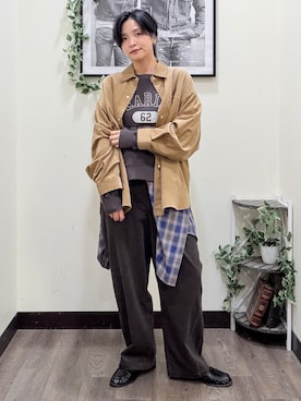 「HONEYSUCKLE ROSE（ハニーサックルローズ）の《セットアップ可》コーデュロイビッグシャツ（シャツ/ブラウス、ベージュ系）」を使った、AYUMiさん（レディース・166cm）の秋コーディネート