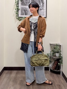 「Right-on（ライトオン）のHONEYSUCKLE ROSE(ハニーサックルローズ)シアービッグシャツ（シャツ/ブラウス、ブラウン系）」を使った、AYUMiさん（レディース・166cm）の夏コーディネート
