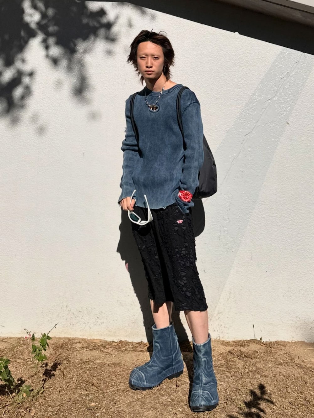 「DIESEL」｜「DIESELのアイテム（ニット/セーター、ブルー系）」を使った、eishiさん（メンズ・172cm）の夏コーディネートの1枚目の写真