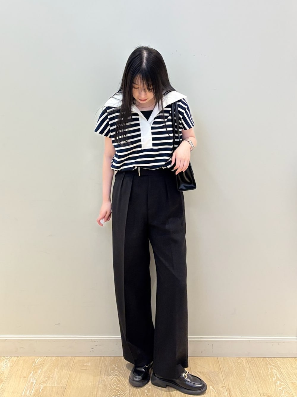 ブラック系のタンクトップ、ブルー系のTシャツ/カットソー、ブラック系のその他パンツを着用したレディースの夏コーディネートの1枚目の写真