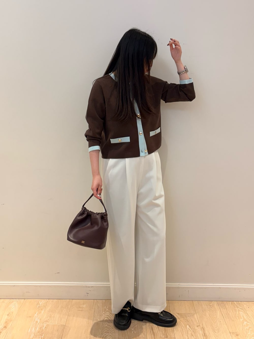 ホワイト系のその他パンツ、レッド系のショルダーバッグ、ベージュ系のカーディガン/ボレロを着用したレディースの秋コーディネートの1枚目の写真