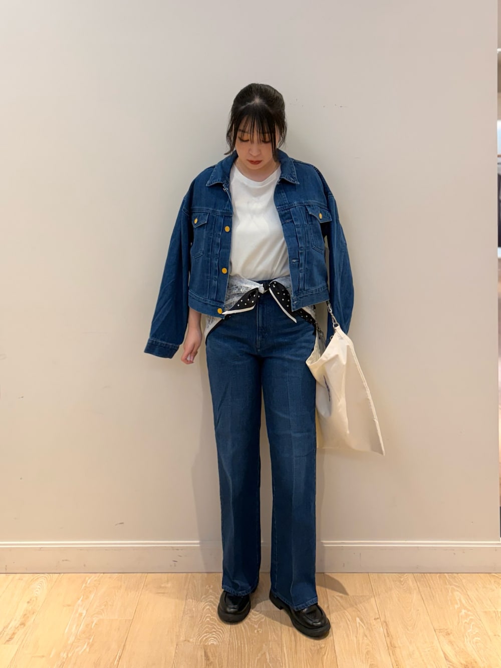 ホワイト系のTシャツ/カットソー、ホワイト系のエコバッグ/サブバッグ、ブルー系のデニムパンツを着用したレディースの夏コーディネートの1枚目の写真