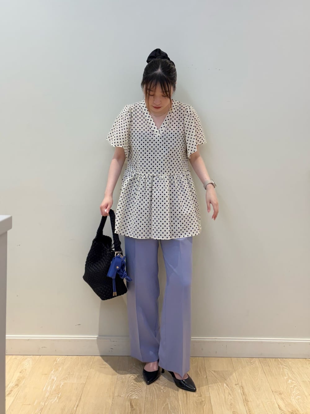 ブラック系のショルダーバッグ、ブルー系のその他パンツ、ホワイト系のシャツ/ブラウスを着用したレディースの夏コーディネートの1枚目の写真