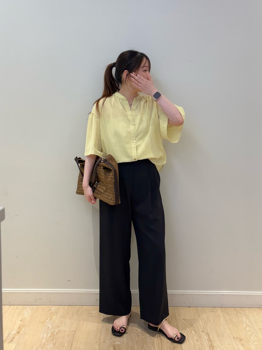 ブラック系のその他パンツ、ブラウン系のショルダーバッグ、イエロー系のシャツ/ブラウスを着用したレディースの春コーディネートの1枚目の写真