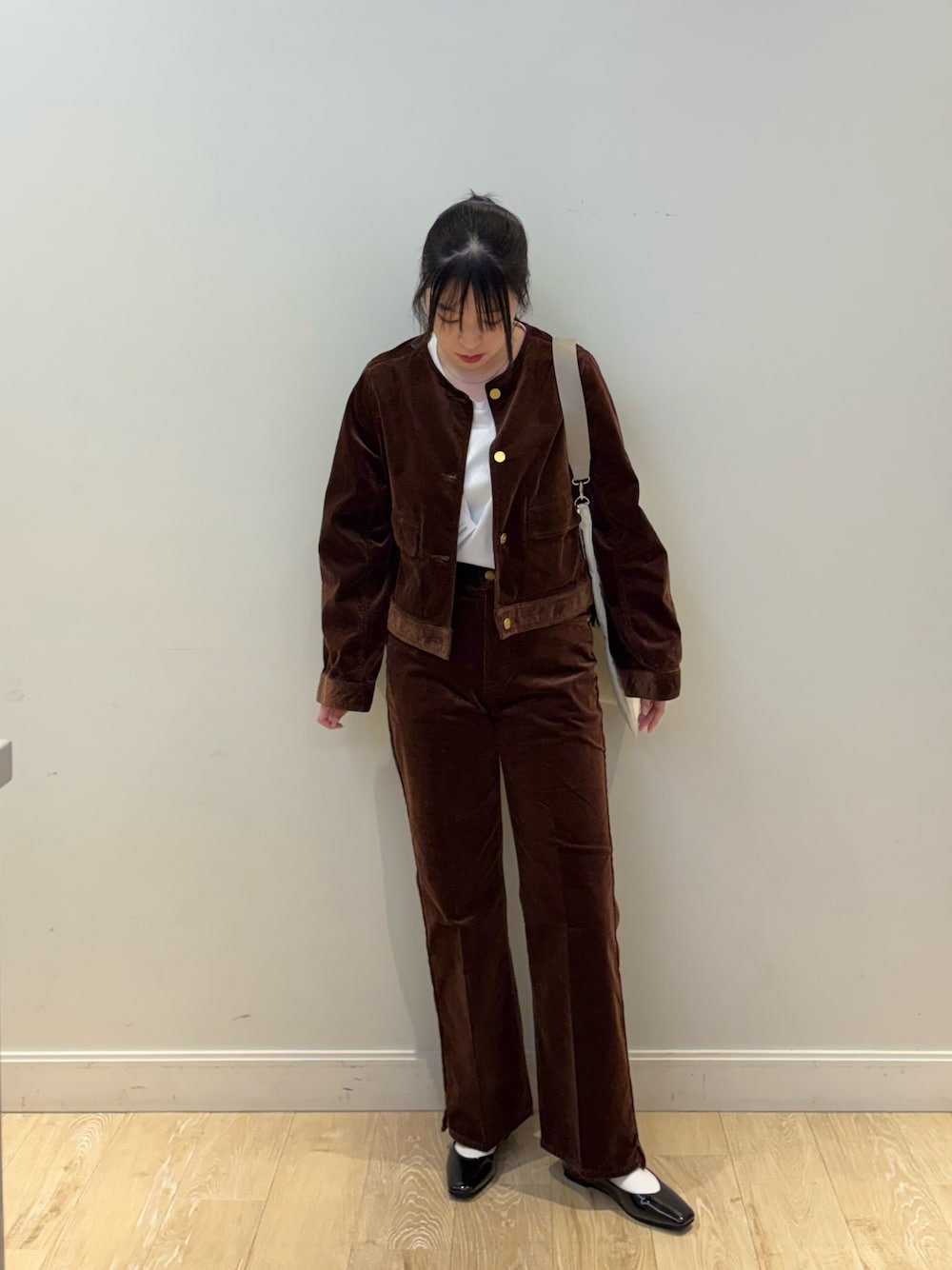ブラウン系のブルゾン、ホワイト系のTシャツ/カットソー、ホワイト系のエコバッグ/サブバッグを着用したレディースの夏コーディネートの1枚目の写真