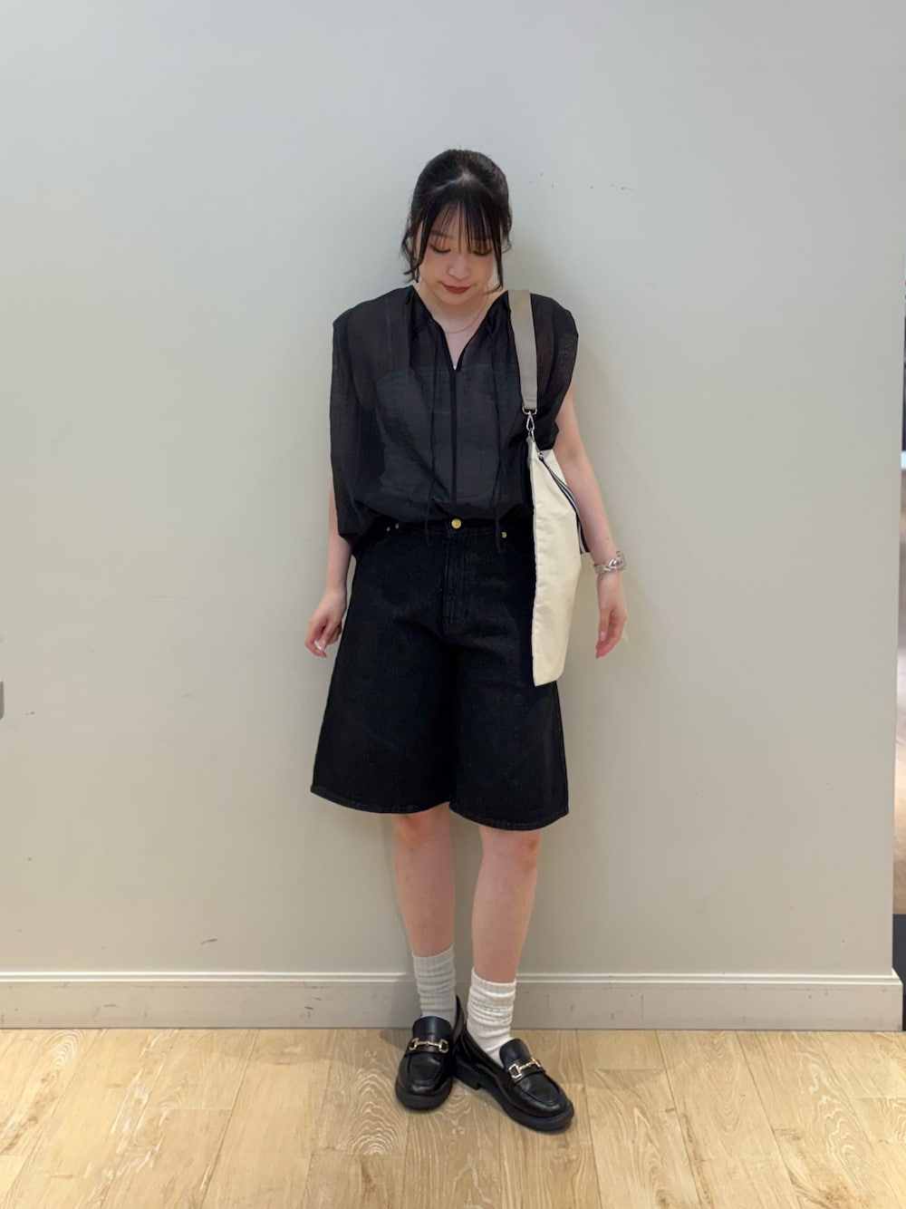 ブラック系のシャツ/ブラウス、ホワイト系のエコバッグ/サブバッグ、ブラック系のその他パンツを着用したレディースの夏コーディネートの1枚目の写真