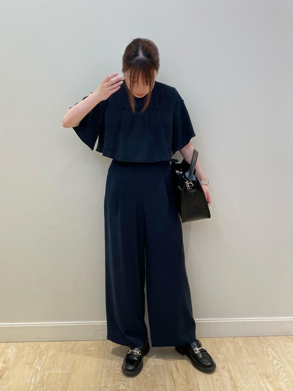 ブルー系のその他パンツ、ブルー系のシャツ/ブラウス、ブラック系のショルダーバッグを着用したレディースの春コーディネートの1枚目の写真