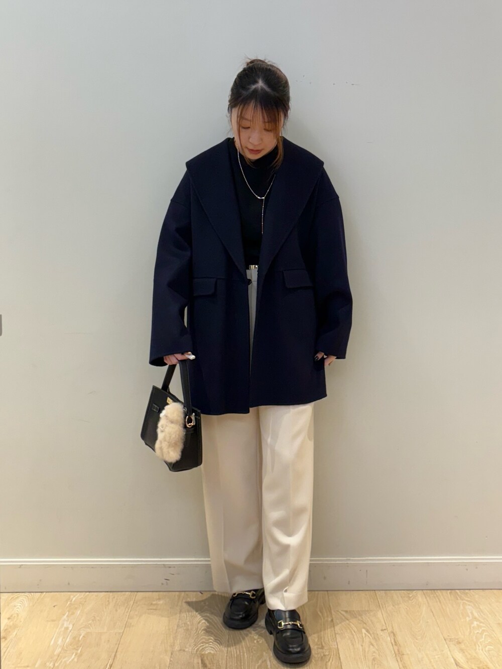 ホワイト系のその他パンツ、ブラック系のショルダーバッグ、ブルー系のその他アウターを着用したレディースの秋コーディネートの1枚目の写真