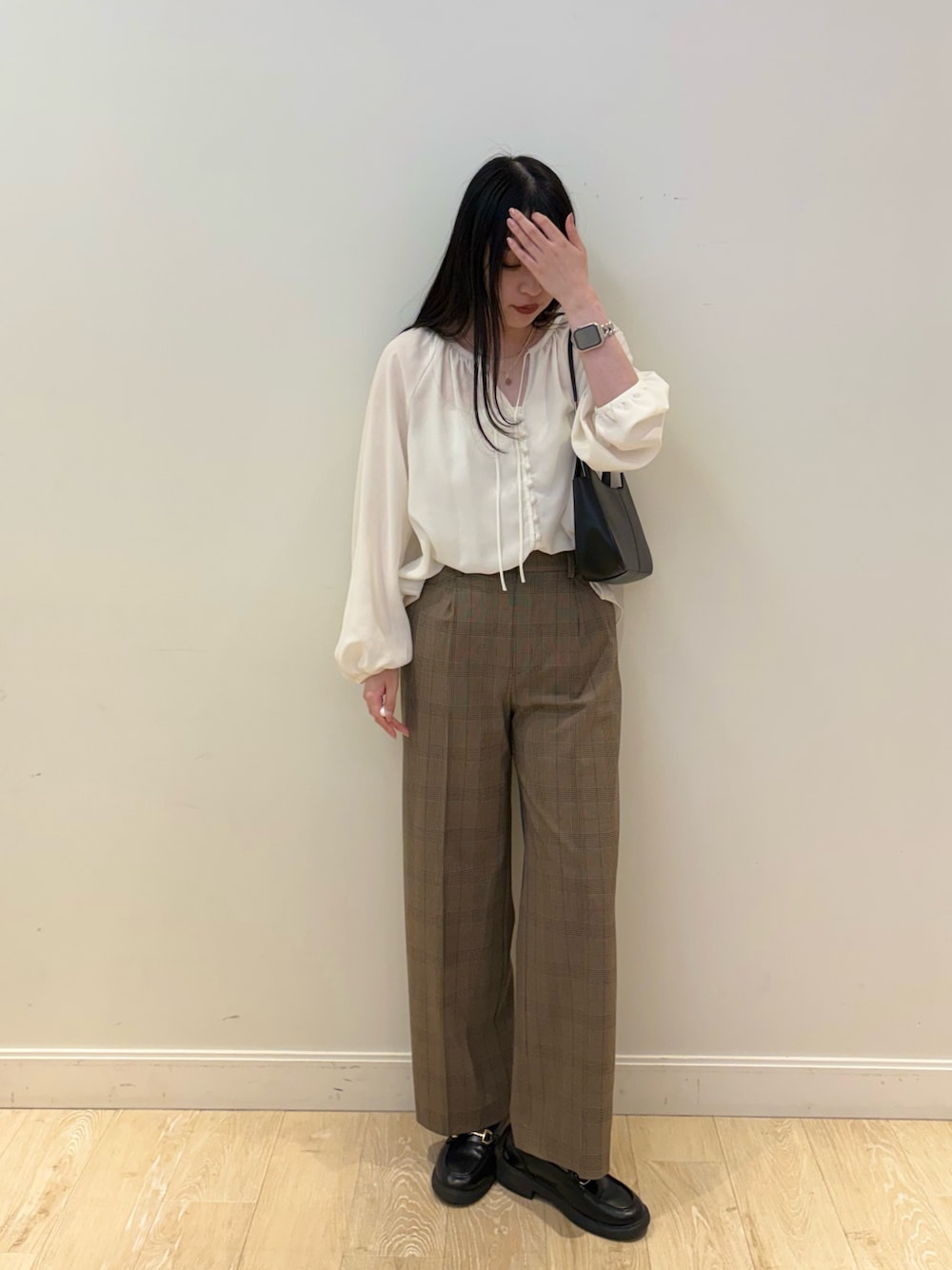 ブラウン系のその他パンツ、ブラック系のショルダーバッグ、ホワイト系のシャツ/ブラウスを着用したレディースの夏コーディネートの1枚目の写真