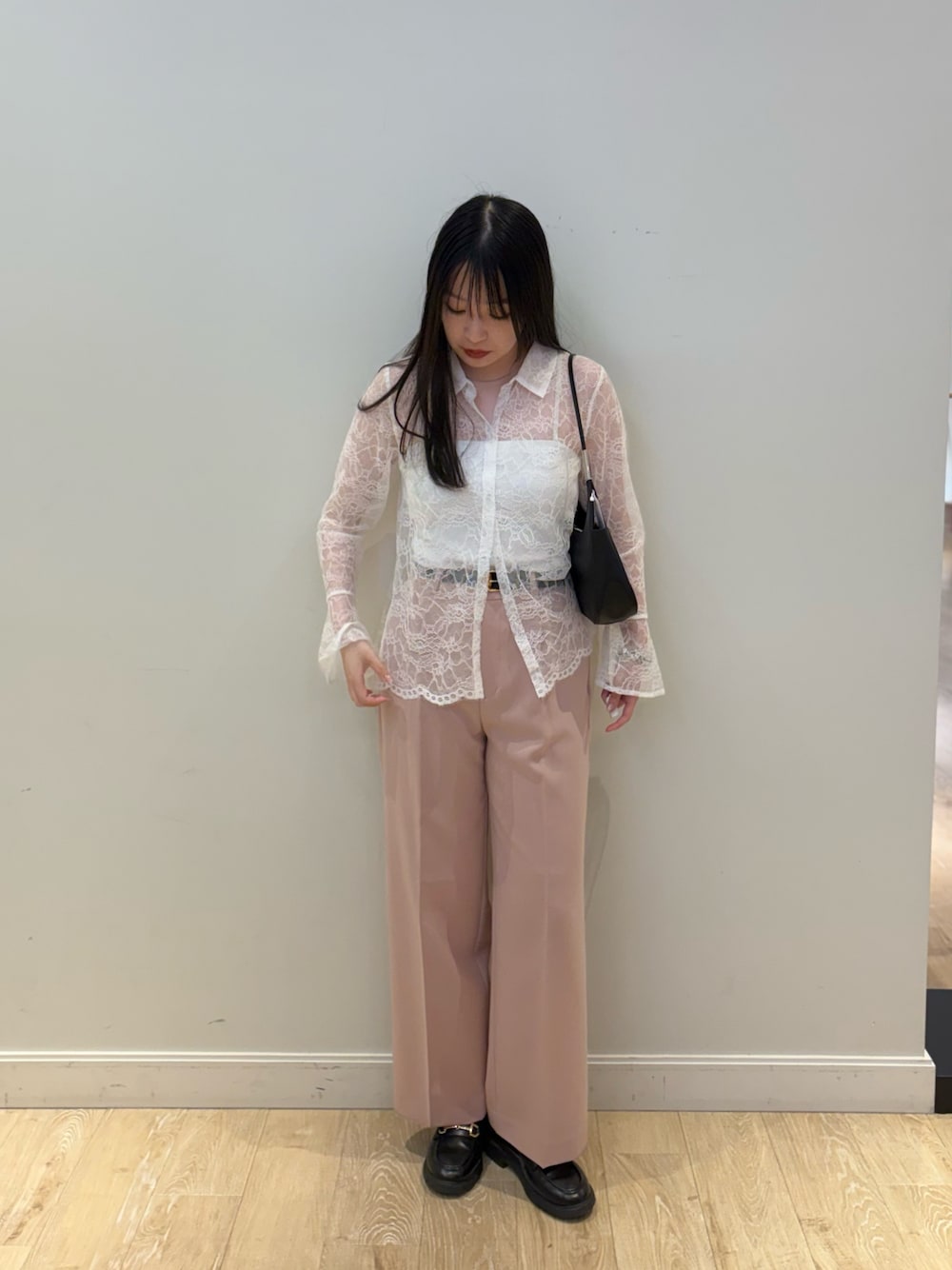 ブラック系のショルダーバッグ、ピンク系のその他パンツ、ホワイト系のシャツ/ブラウスを着用したレディースの夏コーディネートの1枚目の写真