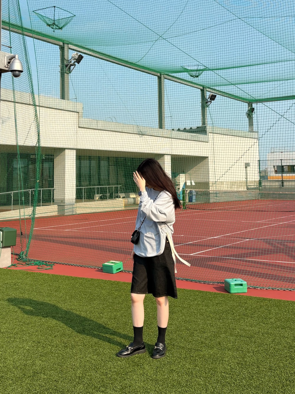 ブラック系のその他パンツ、ブラック系のショルダーバッグ、グレー系のTシャツ/カットソーを着用したレディースの夏コーディネートの1枚目の写真
