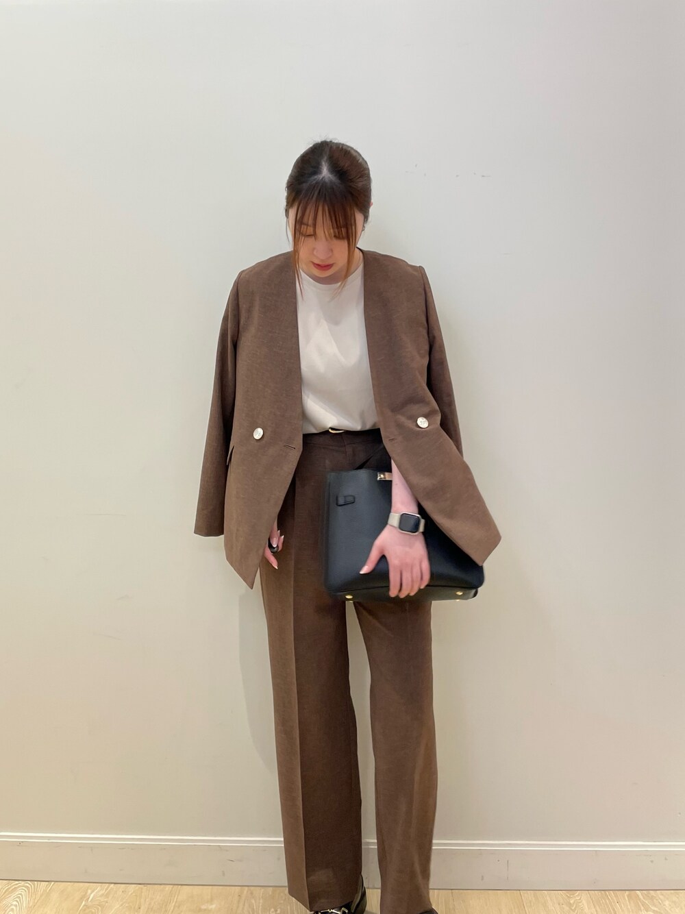 ブラウン系のその他パンツ、ブラック系のショルダーバッグ、ベージュ系のTシャツ/カットソーを着用したレディースの春コーディネートの1枚目の写真