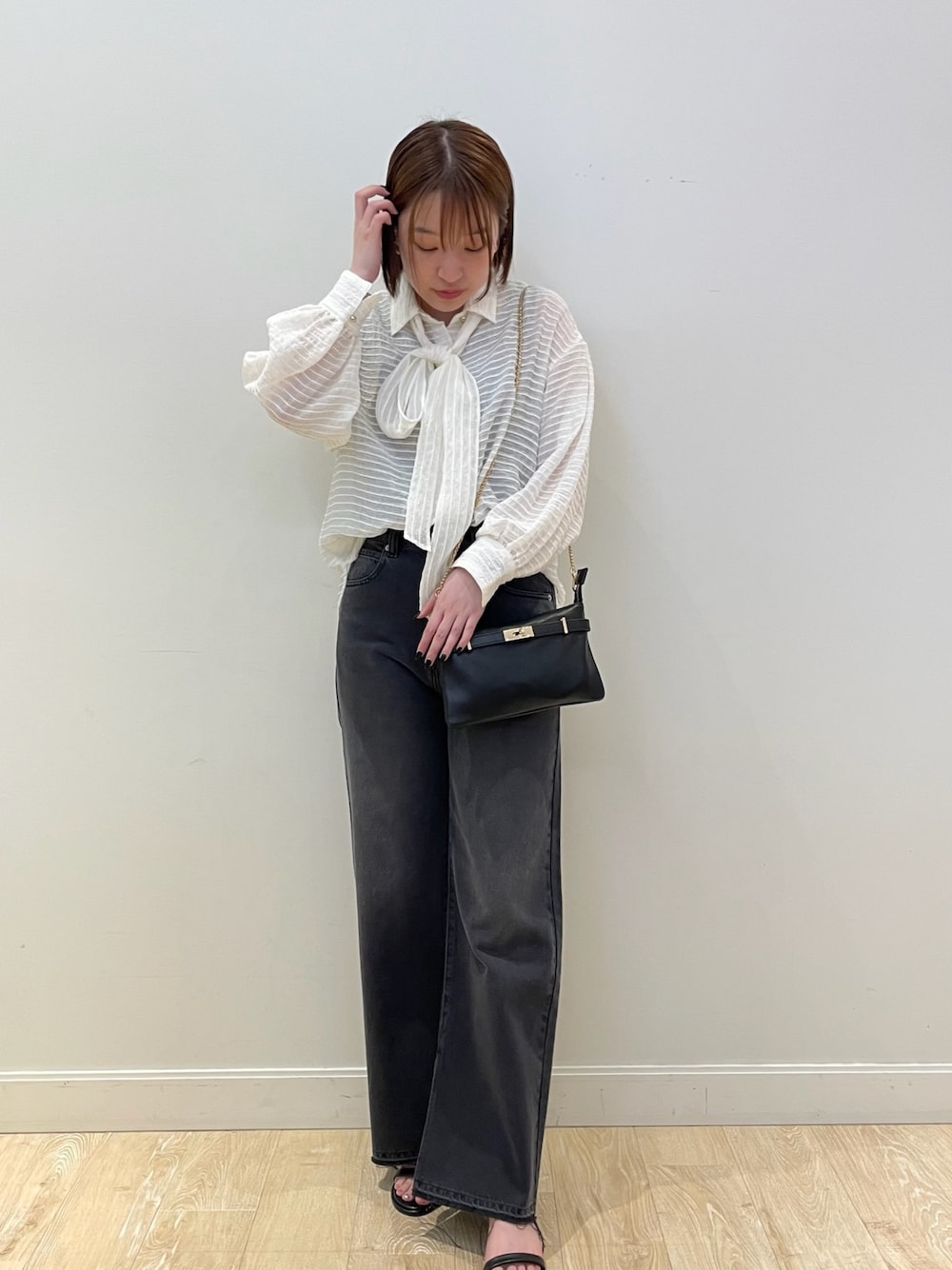 ホワイト系のシャツ/ブラウス、ブラック系のタンクトップ、グレー系のデニムパンツを着用したレディースの夏コーディネートの1枚目の写真