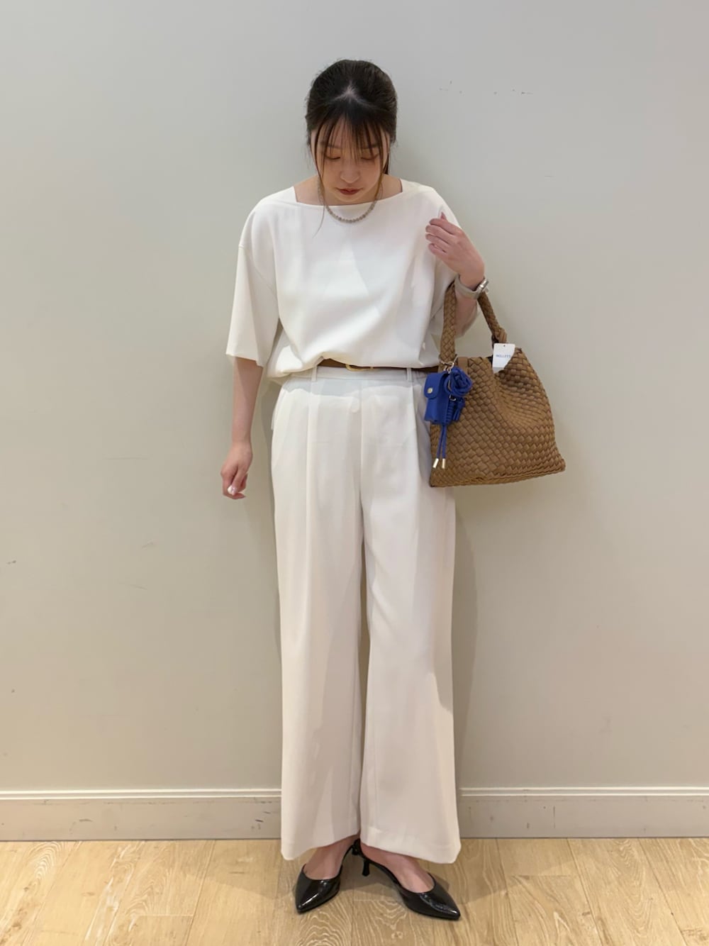 ホワイト系のシャツ/ブラウス、ブラウン系のショルダーバッグ、ホワイト系のその他パンツを着用したレディースの春コーディネートの1枚目の写真