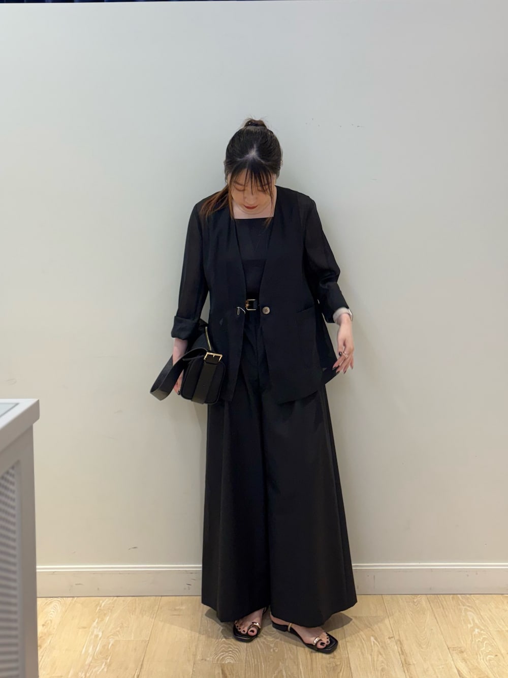 ブラック系のショルダーバッグ、ブラック系のその他パンツ、ブラック系のタンクトップを着用したレディースの夏コーディネートの1枚目の写真