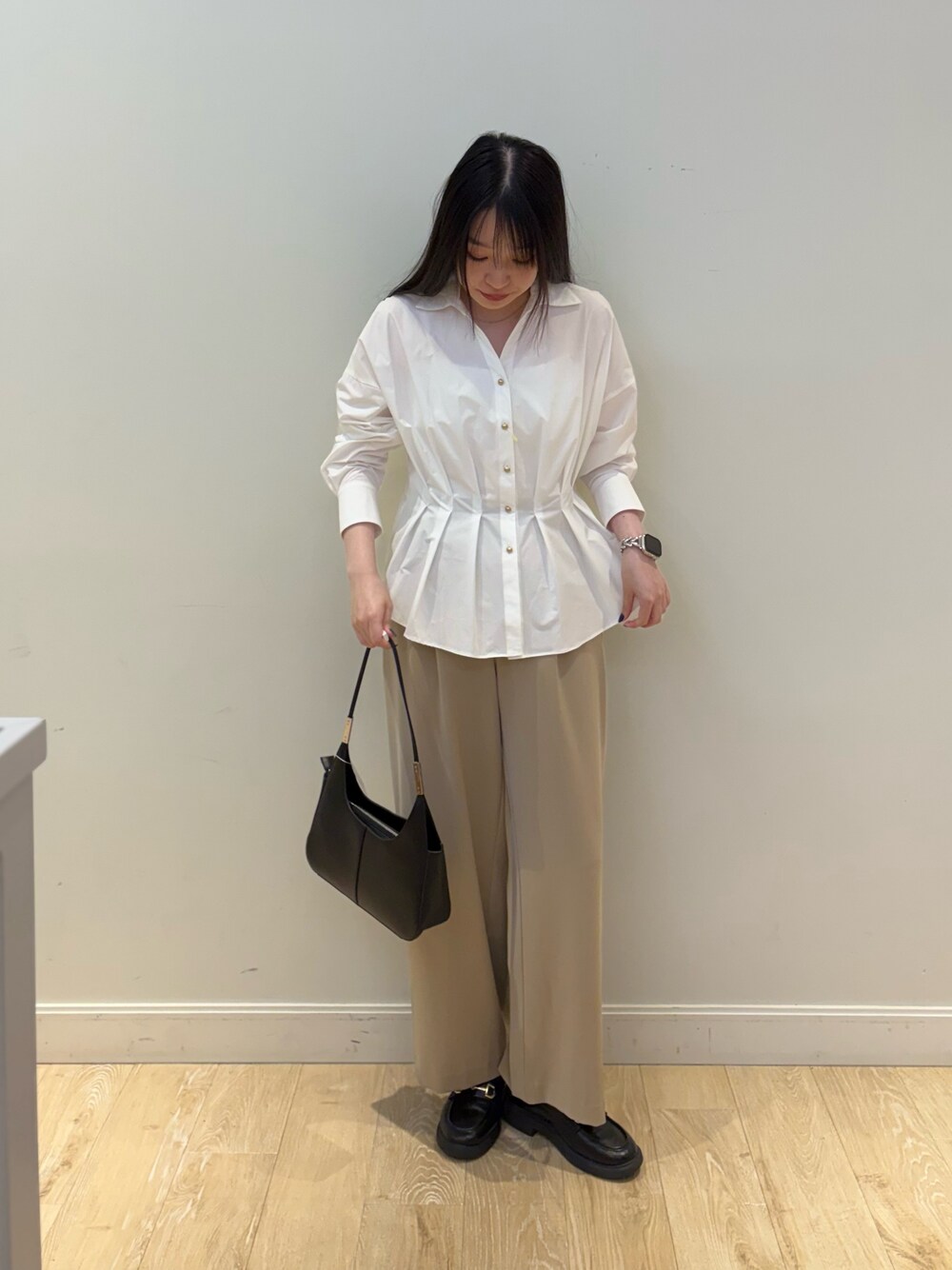 ブラック系のショルダーバッグ、ベージュ系のその他パンツ、ホワイト系のシャツ/ブラウスを着用したレディースの秋コーディネートの1枚目の写真