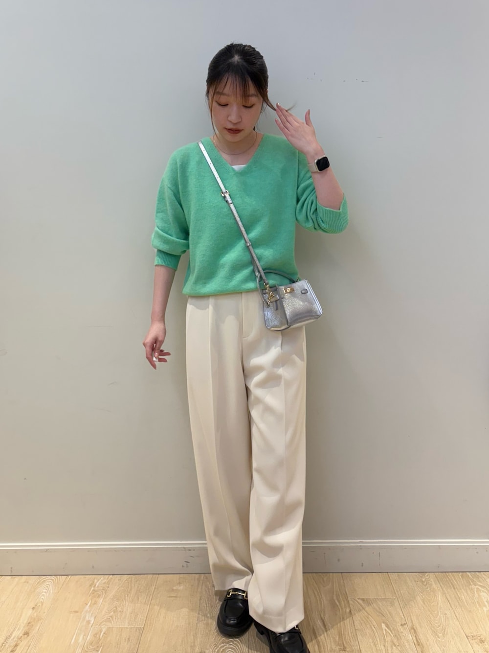 シルバー系のショルダーバッグ、ホワイト系のその他パンツ、ホワイト系のタンクトップを着用したレディースの冬コーディネートの1枚目の写真