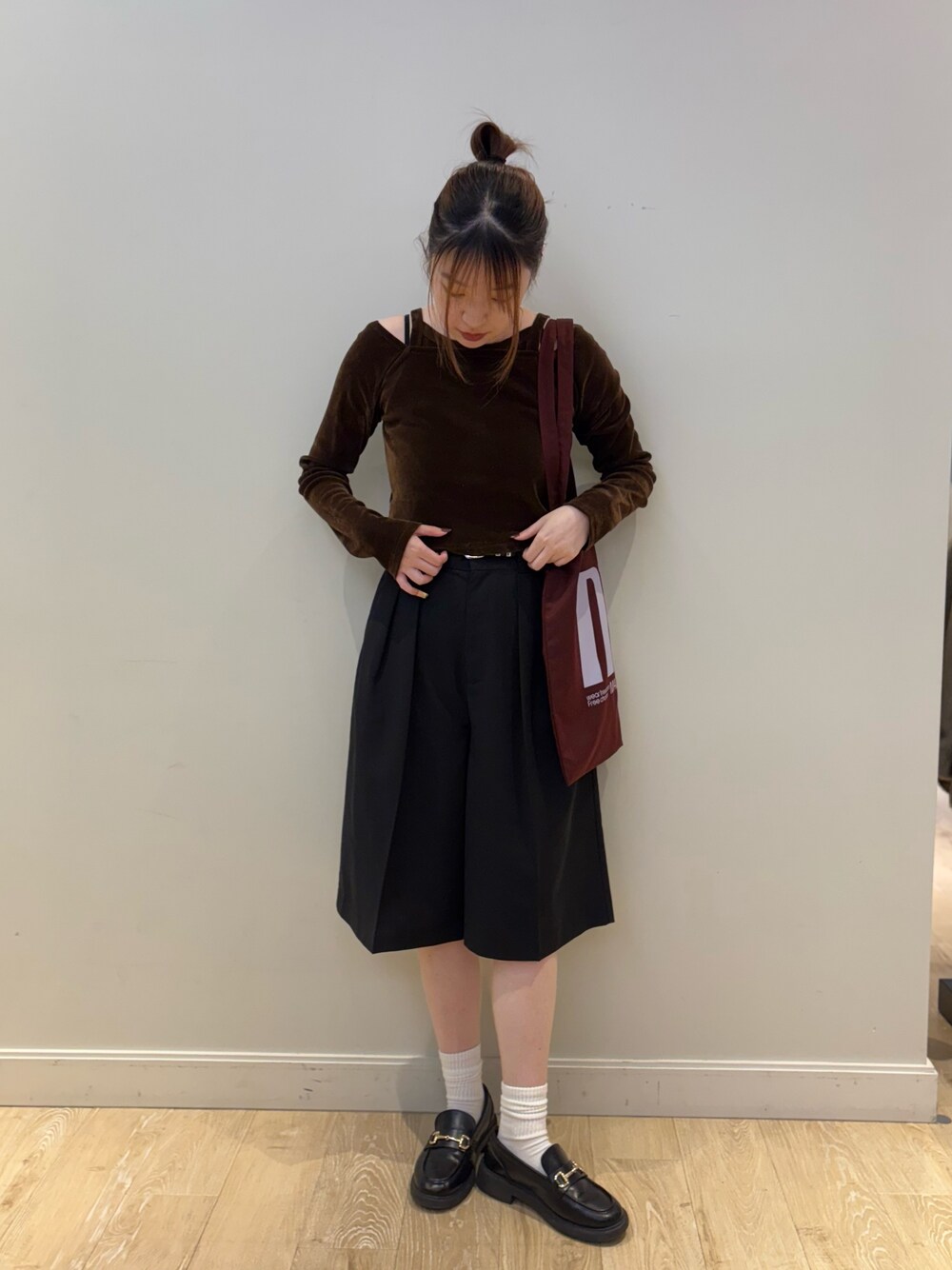 ブラウン系のTシャツ/カットソー、ブラック系のその他パンツ、レッド系のトートバッグを着用したレディースの秋コーディネートの1枚目の写真