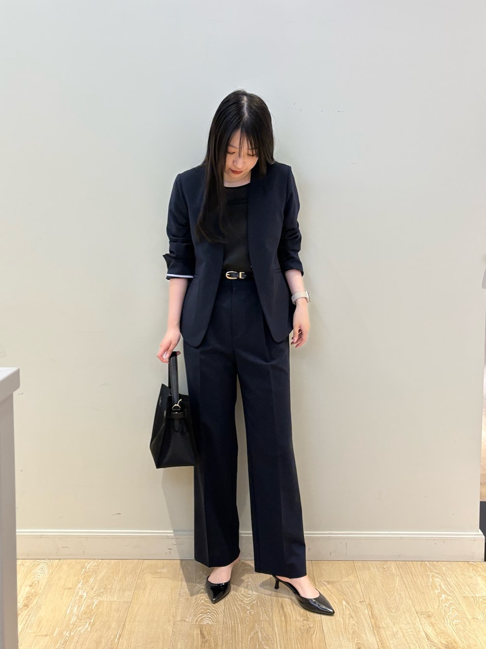 ブラック系のトートバッグ、ブルー系のその他パンツ、ブラック系のシャツ/ブラウスを着用したレディースの夏コーディネートの1枚目の写真
