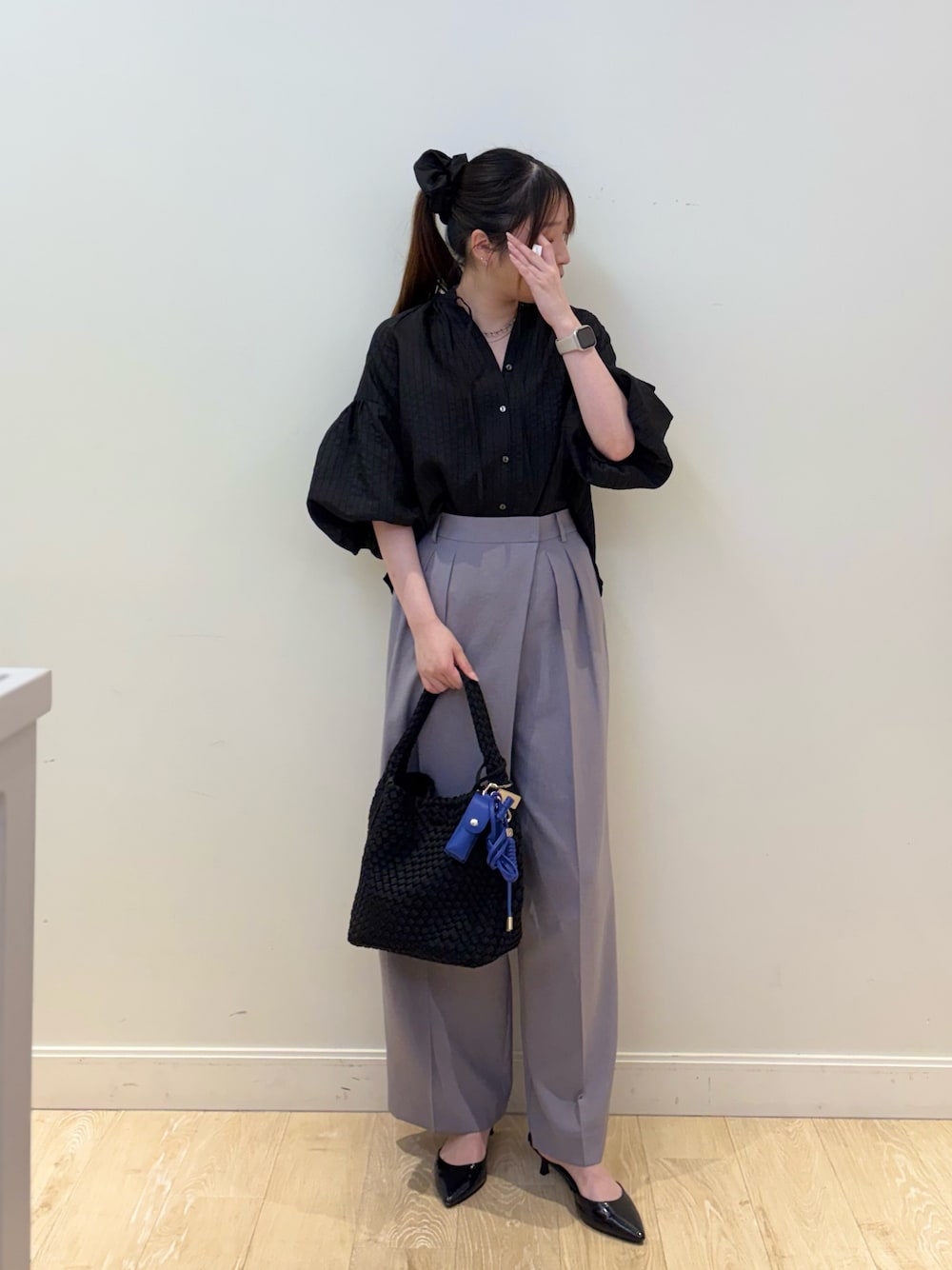 ブラック系のショルダーバッグ、グレー系のその他パンツ、ブラック系のシャツ/ブラウスを着用したレディースの夏コーディネートの1枚目の写真