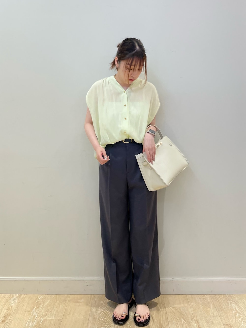 ゴールド系のサンダル、ブラック系のショルダーバッグ、グリーン系のその他パンツを着用したレディースの夏コーディネートの1枚目の写真