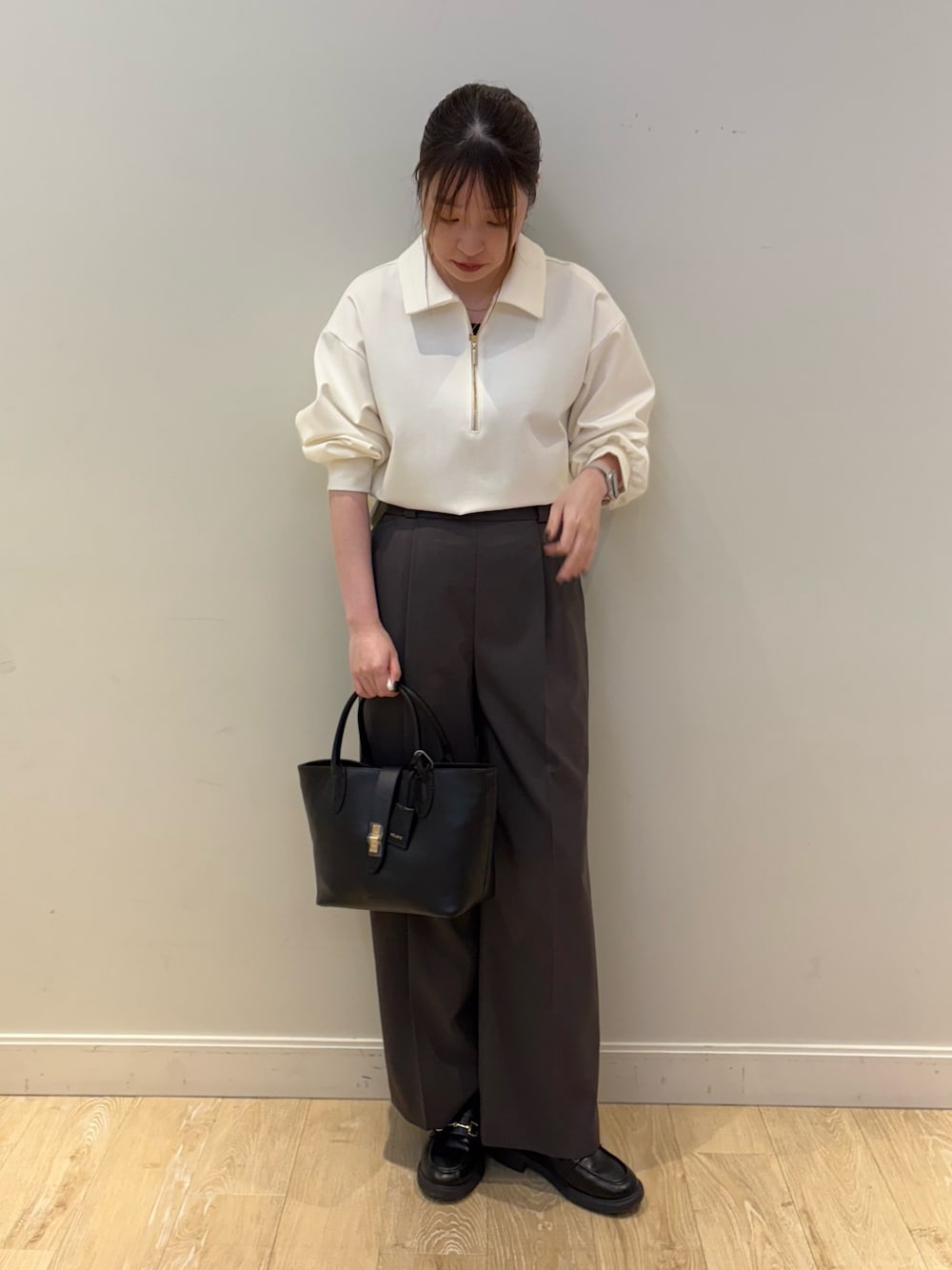 ブラック系のトートバッグ、グレー系のその他パンツ、ブラック系のタンクトップを着用したレディースの冬コーディネートの1枚目の写真