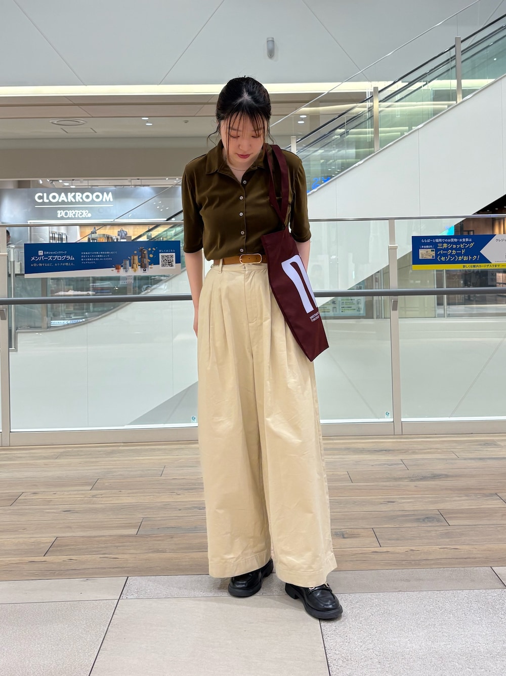 グリーン系のシャツ/ブラウス、ホワイト系のその他パンツ、レッド系のトートバッグを着用したレディースの秋コーディネートの1枚目の写真